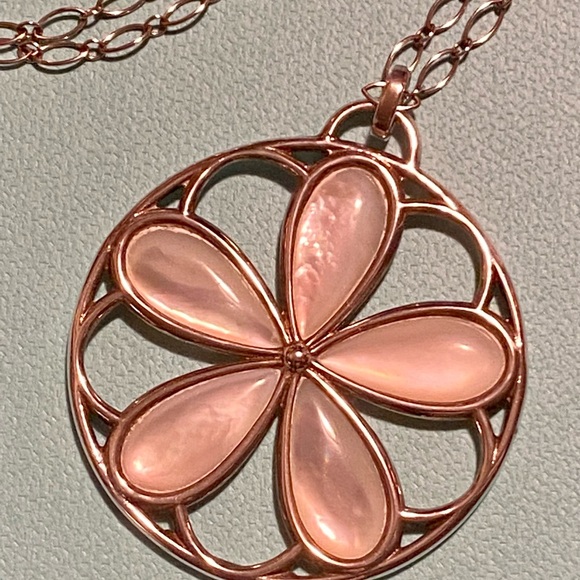 Tiffany & Co - Mother of Pearl silver Pendant with a 30 inch Oval link chain - Picture 10 of 12